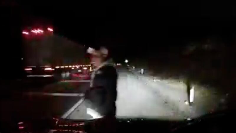 “Al primero que se mueva le doy un balazo”: Captan asalto a familia en la México-Querétaro