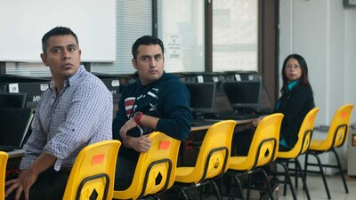 Si eres un profesionista y tu trabajo es especializado podrías encontrar trabajo en EU