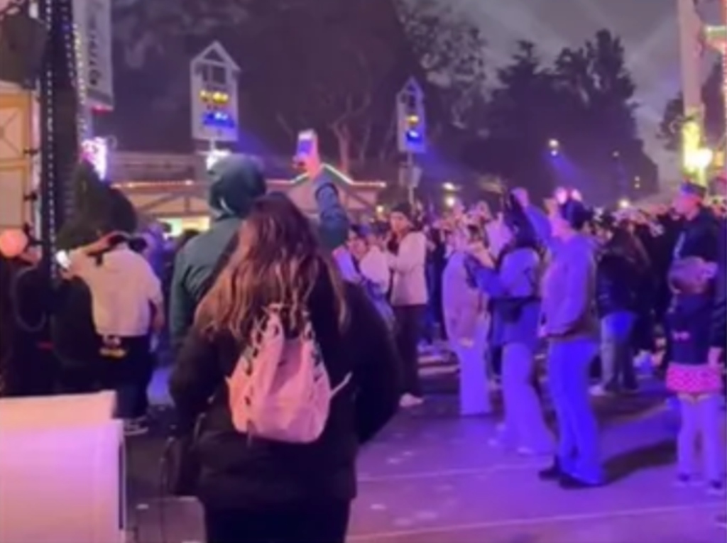 ¿De dónde salieron? Mexicanos bailan ‘Payaso de Rodeo’...hasta en Disneyland