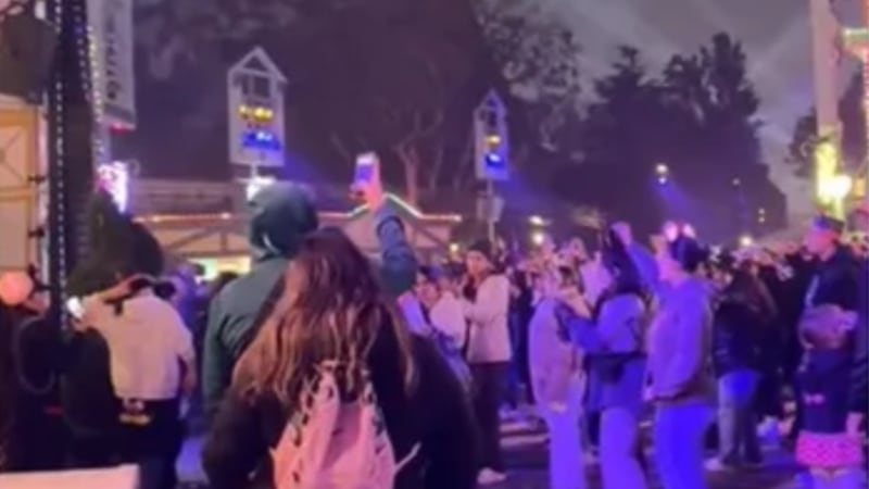 ¿De dónde salieron? Mexicanos bailan ‘Payaso de Rodeo’...hasta en Disneyland