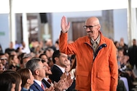 Reaparece Dante Delgado tras superar el cáncer de estómago