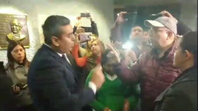 El diputado de Morena (izquierda) fue encarado por un ciudadano en el Congreso de Nuevo León
