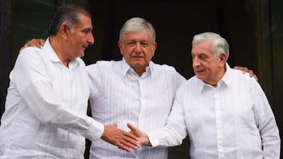 De izquierda a derecha: Adán Augusto López, AMLO y Arturo Núñez Jiméez