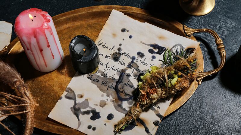 “Maleficios y huesos de muerto”: UNAM muestra catálogo especializado en brujería y hechicería