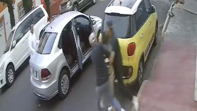 En el video se observa que la mujer se resiste a ser llevada en el automóvil
