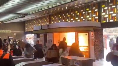 Los manifestantes realizaron pintas y quemaron una oficina en Tlatelolco