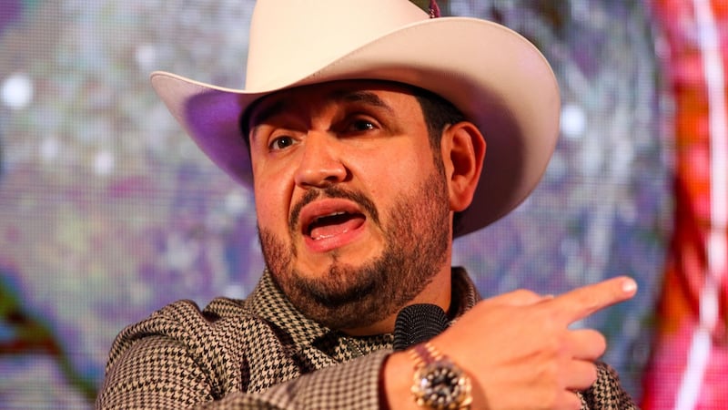 Multan con 600 mil pesos por cantar narcocorridos a Eden Muñoz en Querétaro