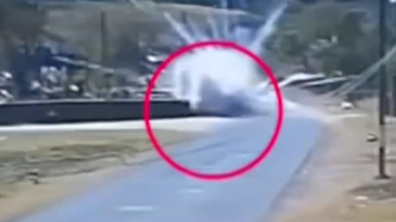 VIDEO: Hombre sale disparado de motoneta tras explosión de pirotecnia