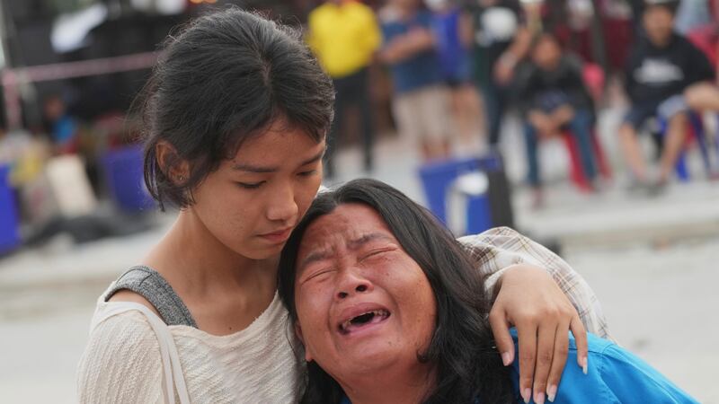 Mientras una réplica de 5.1 azota la zona, el olor a muerte inunda las ciudades de Myanmar