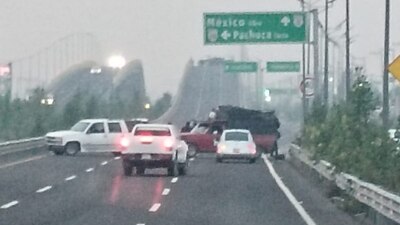 Desde la noche, los ejidatarios incendiaron llantas y colocaron un tractor, para bloquear el paso