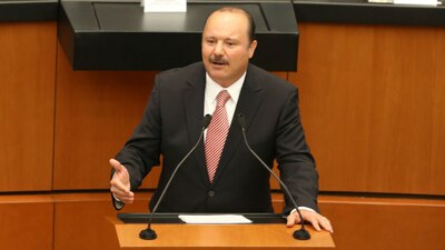 El exgobernador de Chihuahua recibió el amparo en una de sus 11 órdenes de aprehensión