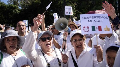 Cientos de ciudadanos salieron a las calles para protestar contra AMLO