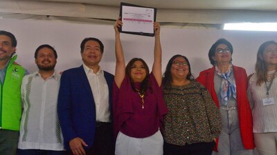 La aspirante morenista celebró su registro como candidata