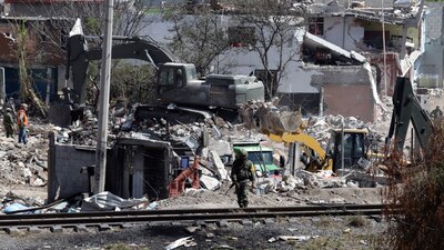 Maquinaria de la SEDENA trabajan demoliendo las casas afectadas por la explosión de gas LP