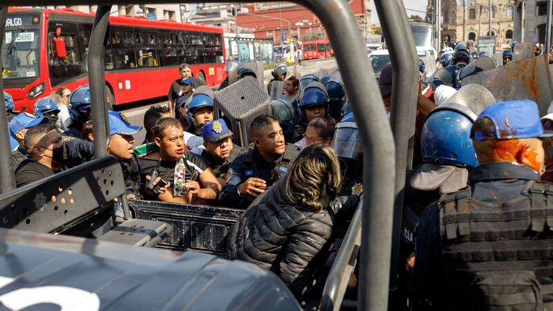 Mujer intenta ingresar al domicilio de su suegra para recuperar a su hijo; policía la detiene