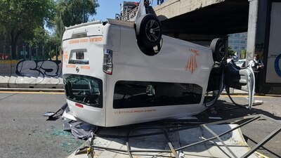 Un espectacular cayó en la camioneta de transporte público