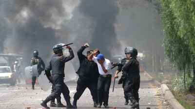 Elementos policiales agreden a un ciudadano el 3 de mayo de 2006