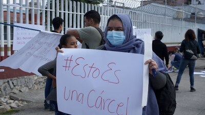 Una versión señala que los migrantes se inconformaron porque durante todo el día no les habían dado agua para beber y tenían sed