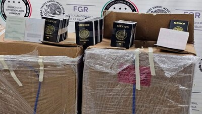 Los detenidos trasladaban mil 328 libretas para pasaportes