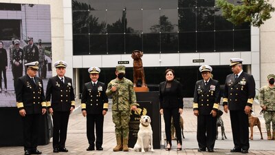 Como agradecimiento por su labor, develaron una estatua en su honor