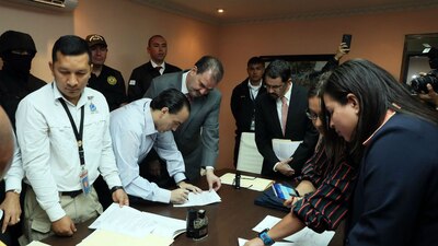 Roberto Borge (segundo, de izquierda a derecha) durante su proceso de extradición de Panamá a México