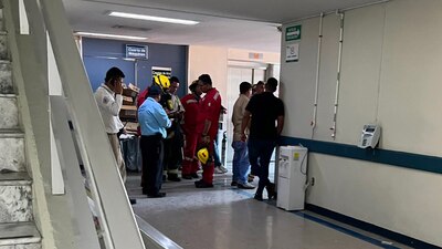 Protección Civil y Bomberos acudieron al lugar para ayudar a los personas retenidas