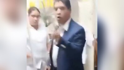 Ambas pedían y exigían al director que pararan sus agresiones