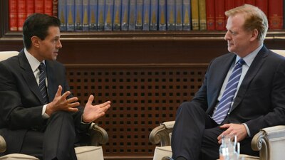 El presidente Enrique Peña Nieto y el Comisionado de la NFL, Roger Goodell