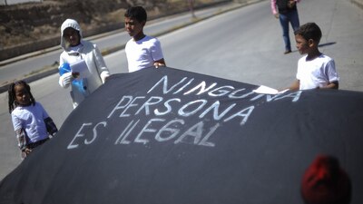 "En lugar de ir a ver a los migrantes fue a ver a su aparato electoral", señaló el senador contra AMLO