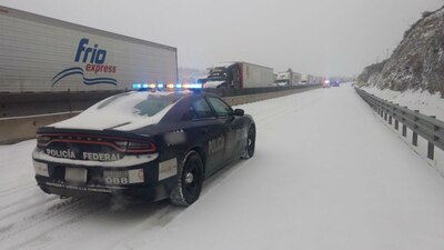Elementos de la Policía Federal vigilan un tramo de una carretera en Coahuila