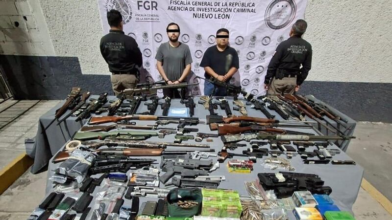 Detienen a 3 hombres en Monterrey, Nuevo León, con 64 armas de fuego y más de 3 mil 500 cartuchos