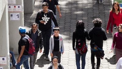 Carlos estudia en la Facultad de Biología
