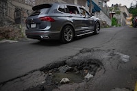 ¿En qué consiste el plan millonario de bacheo con el que Brugada busca tapar hoyos en CDMX?