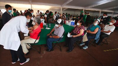 En diversos municipios del Istmo de Tehuantepec iniciaron con la vacunación a personas de la tercera edad
