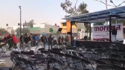 En Coyoacán un grupo de personas lanzó sillas al estrado