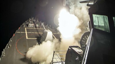 Uno de los lanzamientos contra el gobierno de Siria que lanzó el ejército de EU este jueves