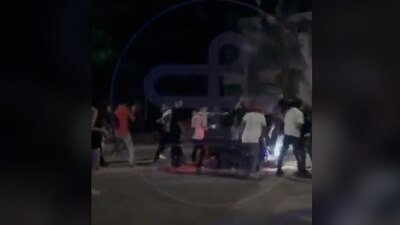 En el material se aprecia cómo un grupo de al menos 15 sujetos golpea a una persona