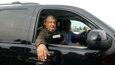 El fundador de Morena presumiendo las muestras de apoyo de sus simpatizantes