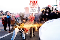 ICE y policías lanzan granada aturdidora contra manifestantes en EU