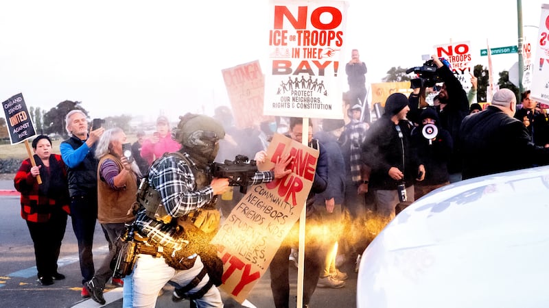 ICE y policías lanzan granada aturdidora contra manifestantes en EU