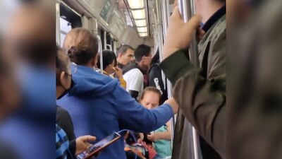 La mujer reclama y abofetea a un presunto ladrón cuando viajaban en el metro de Monterrey.