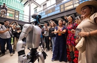 VIDEO: Clara Brugada y Lila Downs sacan sus mejores pasos con un robot en Azcapotzalco
