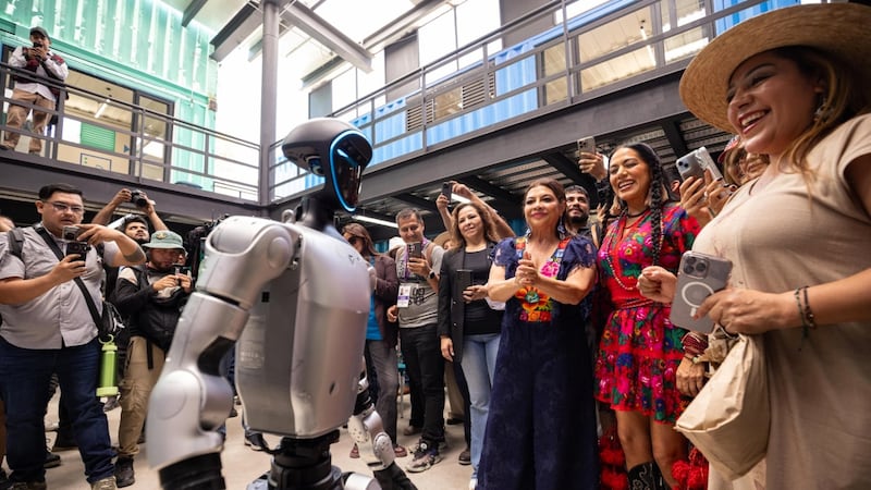VIDEO: Clara Brugada y Lila Downs sacan sus mejores pasos con un robot en Azcapotzalco