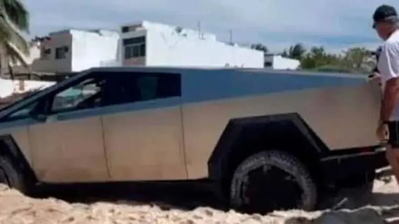 VIDEO: Camioneta Cybertruck de Tesla se queda atorada en playa de Yucatán