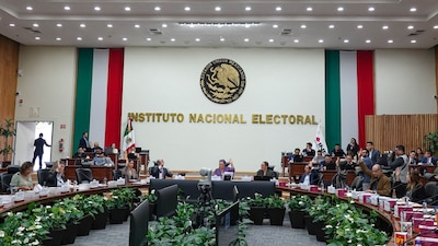 CIUDAD DE MÉXICO, 03SEPTIEMBRE2026.- Votación económica, durante la sesión extraordinaria del Instituto Nacional Electoral con sede en Tlalpan.
FOTO: ROGELIO MORALES/CUARTOSCURO.COM