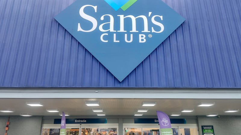 Policía apuñala a su compañera tras discusión en tienda... luego se lesiona a sí mismo