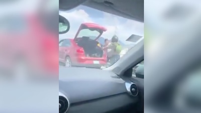 De acuerdo con la publicación original, el motociclista resultó con algunos golpes