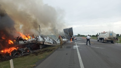 El accidente se registró la tarde del lunes, cuando dos tráilers chocaron y se incendiaron