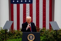 Entra en vigor arancel del 10% decretado por Trump para todas las importaciones de EU