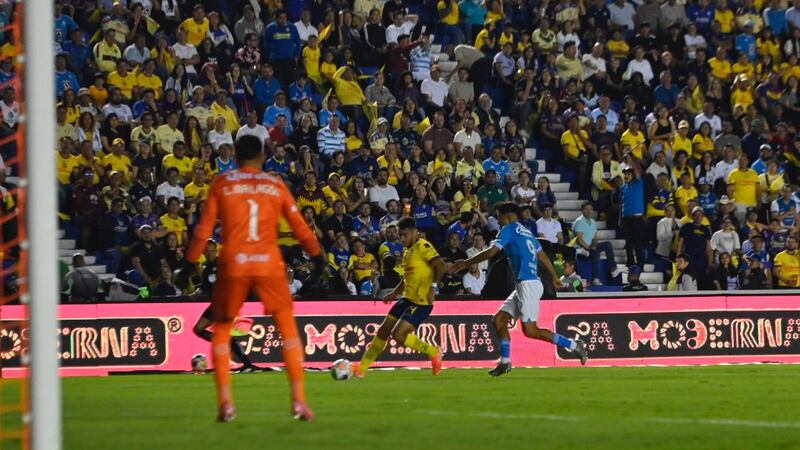 Denuncian en redes polémica jugada donde habría ayuda del arbitraje al América